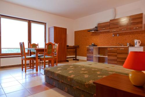 斯维诺乌伊希切Willa Reda的客房设有厨房和桌椅