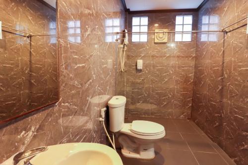 沙美岛沙美岛心萨姆特酒店的一间带卫生间和水槽的浴室