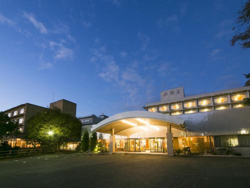 蒲郡市平野屋日式旅馆的一座在晚上有灯光的建筑