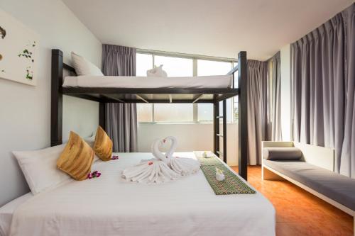 ON Hotel Phuket - SHA客房内的一张或多张双层床