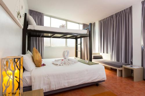 ON Hotel Phuket - SHA客房内的一张或多张双层床