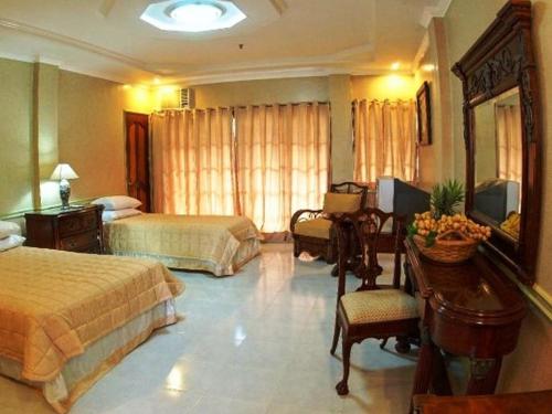 曼巴豪甘米银高地度假酒店的酒店客房配有两张床和一张书桌