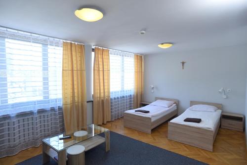 华沙多布勒密斯瑞可了西尼旅馆的酒店客房设有两张床和一张桌子。