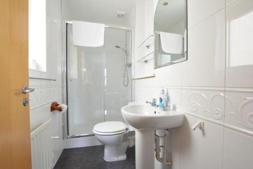 爱丁堡Holyrood Park - Carparking included!的白色的浴室设有卫生间和水槽。