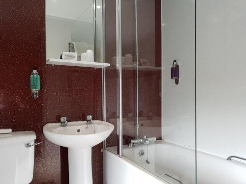 沙普贝斯特韦斯特夏鹏威尔斯酒店的一间带水槽、卫生间和淋浴的浴室