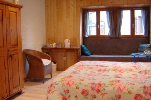 BiffontaineNotre Cachette的一间卧室设有一张床和一个窗口