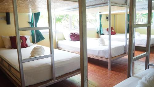 Chaokoh Phi Phi Hostel客房内的一张或多张床位