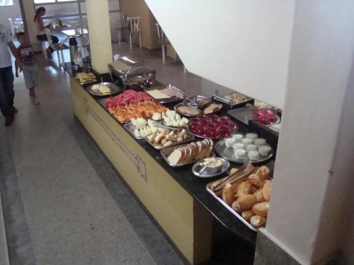 戈亚尼亚戈亚斯酒店的包含多种不同食物的自助餐