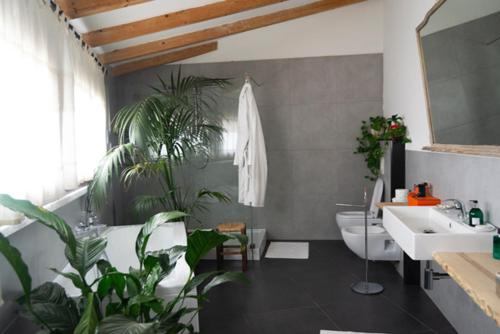 IrgoliGulf of Orosei Luxury Mediterranean House的带浴缸、盥洗盆和卫生间的浴室