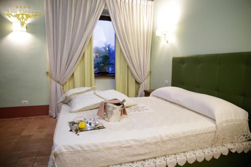阿纳尼Villa Floridiana的一间卧室设有一张大床和窗户