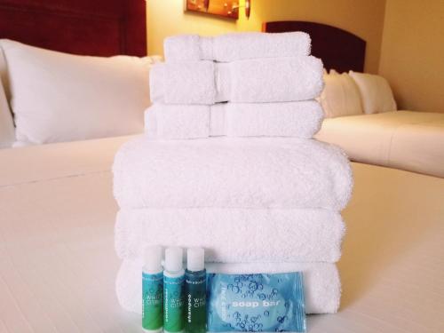 柏斯海滩海滩精品酒店的在酒店房间床上的一大堆毛巾