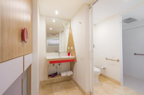麦德林奥博酒店的一间带水槽和卫生间的浴室