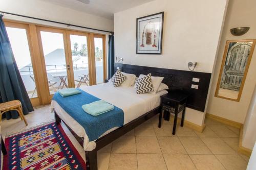 达哈布红C别墅酒店的一间卧室设有一张床和一个阳台