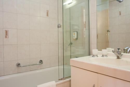 奥瓦伦纳茨德斯巴恩斯欧文容阿泽酒店的一间带水槽和淋浴的浴室