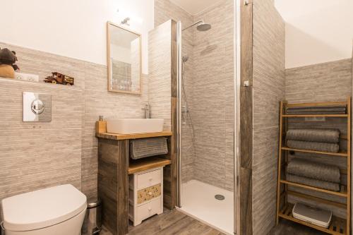 罗克布吕讷-卡普马丹Beautiful Apartment near Monaco的一间带卫生间和淋浴的浴室