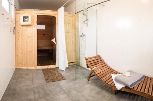 Mladá VožiceApartment Zelená zahrada的带淋浴的浴室和木椅