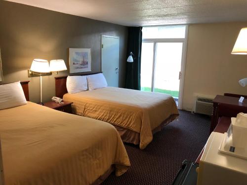 Worthington沃辛顿诺伍德套房酒店的酒店客房设有两张床和窗户。