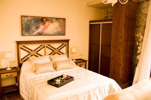 锡古恩萨Alojamientos Victoria的一间卧室配有一张床,上面有托盘