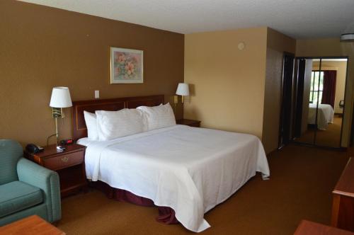安大略机场酒店客房内的一张或多张床位