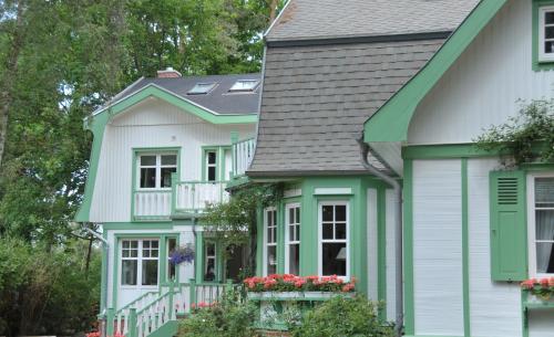 博尔滕哈根Landhaus Victoria的窗户上花草绿的房屋