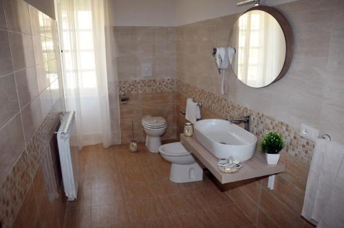 蒂沃利Antica Villa di Bruto的一间带水槽、卫生间和镜子的浴室