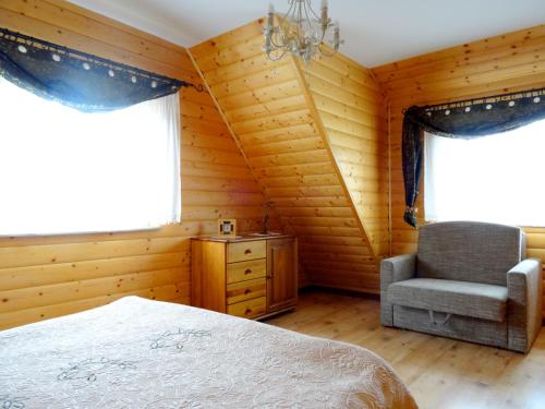 斯图托沃Dom Derbend na wyłączność的卧室配有床、椅子和窗户。