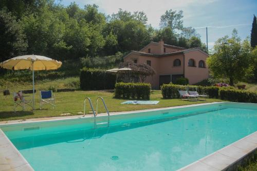 瓦尔的圣卡西亚诺Poggio degli Ulivi的房屋前的游泳池