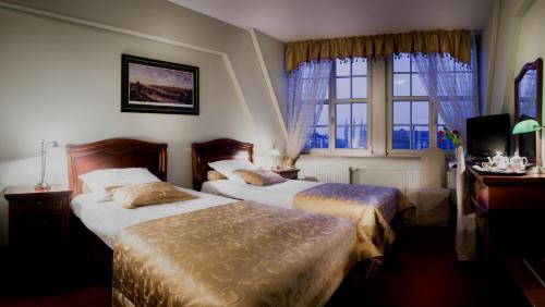 弗罗茨瓦夫加纳帕拉二世国王酒店的酒店客房设有两张床和窗户。