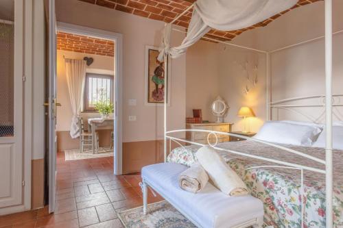 索里亚诺内尔奇米诺L'orto di Hans的一间带大床的卧室和一间浴室