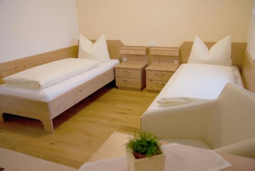 Dietach兰德豪斯埃斯尔旅馆的一间小房间,配有两张床和一张沙发