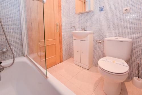 甘迪亚Apartamentos Marblau Peredamar-Julio y Agosto SOLO FAMILIAS的浴室配有卫生间、淋浴和盥洗盆。