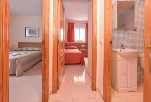 甘迪亚Apartamentos Marblau Peredamar-Julio y Agosto SOLO FAMILIAS的客房内的浴室设有床和水槽