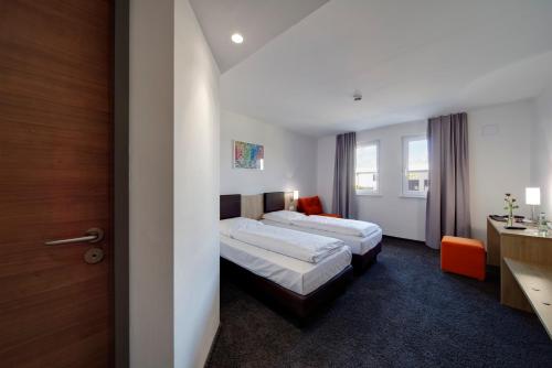 弗里德贝格弗里德伯格欧洲酒店的酒店客房配有两张床和一张书桌