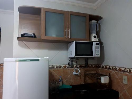 马塞约Casa da Josi - Pajuçara的厨房配有冰箱和微波炉。