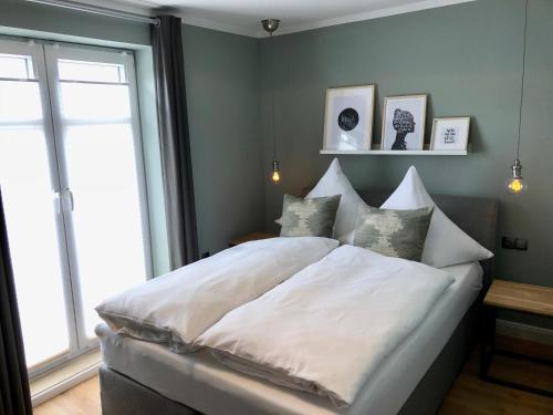 奥利希Boutique Hotel Lindenhof, Bed & Breakfast的卧室配有一张大白色床和窗户
