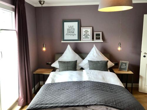 奥利希Boutique Hotel Lindenhof, Bed & Breakfast的一间卧室设有一张大床和紫色的墙壁