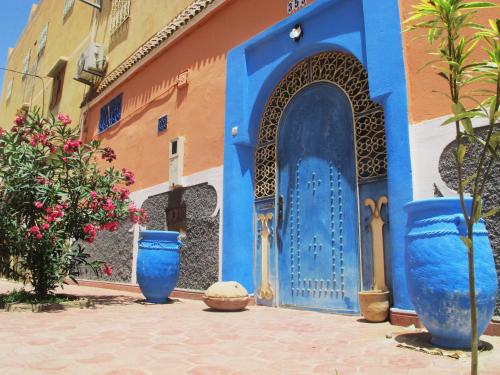 扎古拉Riad De Rêve的两只蓝色花瓶坐在建筑物前