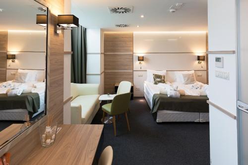 赫维兹美容与购物中心泽纳酒店的酒店客房配有两张床和一张书桌