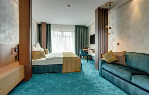 瓦伦多夫恩格尔酒店的酒店客房,配有床和沙发