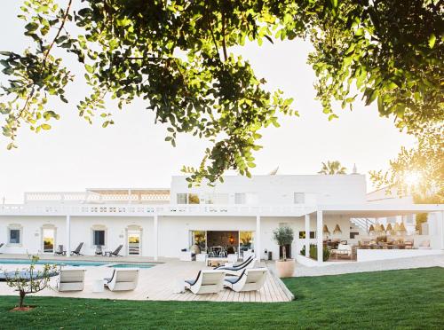 维拉诺瓦德卡塞拉Conversas de Alpendre的一座带游泳池和庭院的白色房子