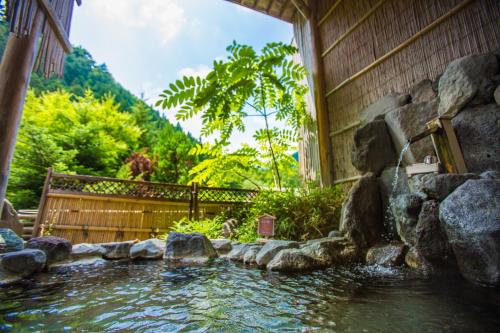 水上町米纳卡米萨索日式旅馆的房屋前的水池