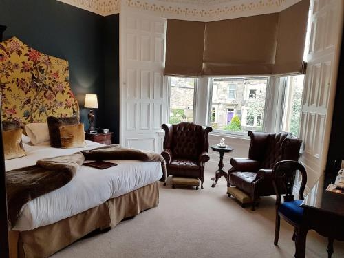 爱丁堡巴若尼之家的一间卧室配有一张床、两把椅子和一个窗户