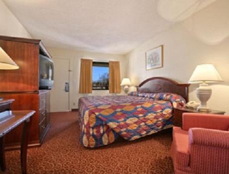 俄克拉何马城帕克希尔酒店及套房的酒店客房,配有床和电视