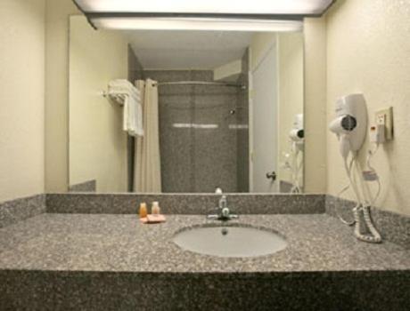 俄克拉何马城帕克希尔酒店及套房的一间带水槽和大镜子的浴室