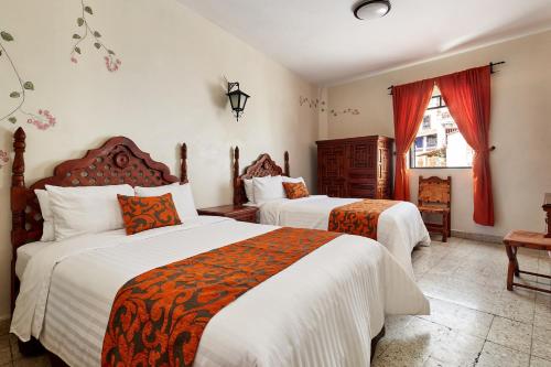 塔斯科·德·阿拉尔孔艾瓜艾斯克昂迪达酒店的酒店客房设有两张床和窗户。