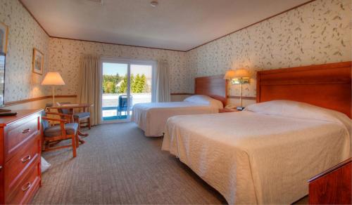 Kennebunk BeachThe Seaside Inn的酒店客房设有两张床和窗户。