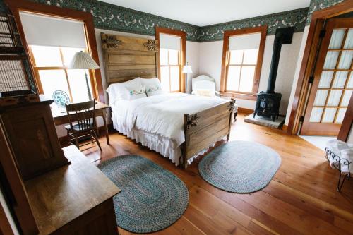 Round Barn Farm B & B Event Center客房内的一张或多张床位