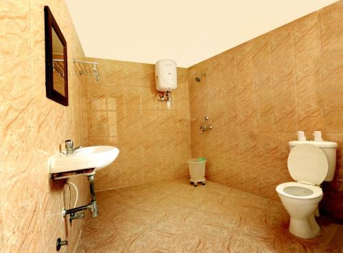 瑞诗凯诗孔瓦尔住宅酒店的一间带卫生间和水槽的浴室