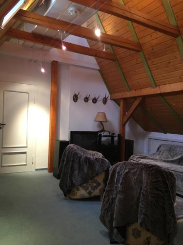 克林根塔尔Aschberg Chalet的配有木天花板的客房内的两张床