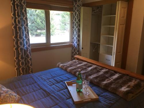 Whistler Log Cabin Suite客房内的一张或多张床位